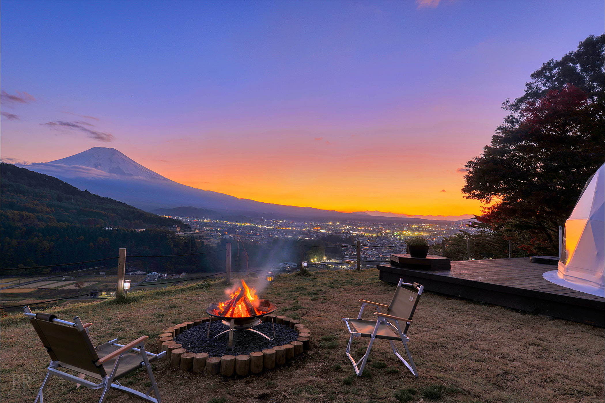杓子山Mt.Shakushi Gateway Camp欣賞夕陽映照下的富士山與營區內的篝火