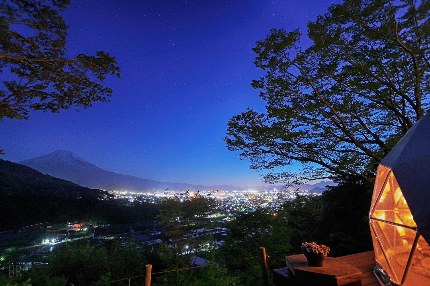 從杓子山Mt.Shakushi Gateway Camp 欣賞富士山與城市燈火的夜景