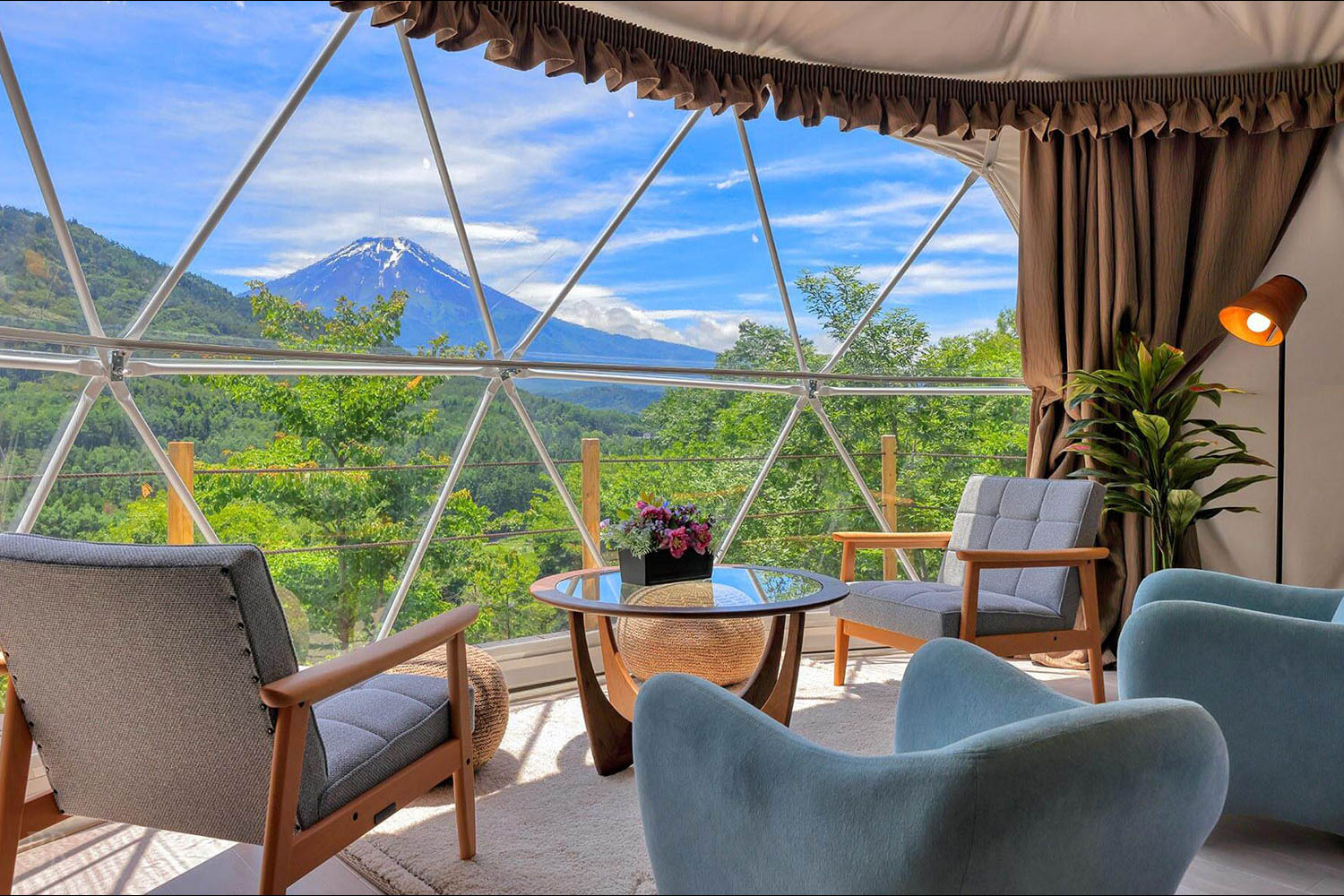 杓子山Mt.Shakushi Gateway Camp Grand Suite Deluxe 的室內與窗外可見的富士山