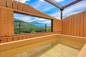 杓子山Mt.Shakushi Gateway Camp 可供3人使用的私人露天溫泉「天空之湯」浴池與富士山景色