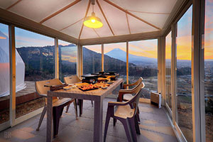 杓子山Mt.Shakushi Gateway Camp 的可眺望富士山的用餐空間