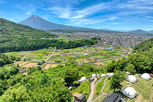 從高處俯瞰杓子山Mt.Shakushi Gateway Camp 與眼前壯麗富士山景色